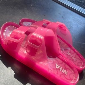 Mia pink slides